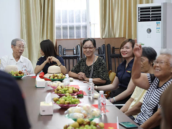 中庭裝飾集團(tuán)丨“情暖中秋，將愛傳承”——走進(jìn)金浦社區(qū)慰問高齡老人